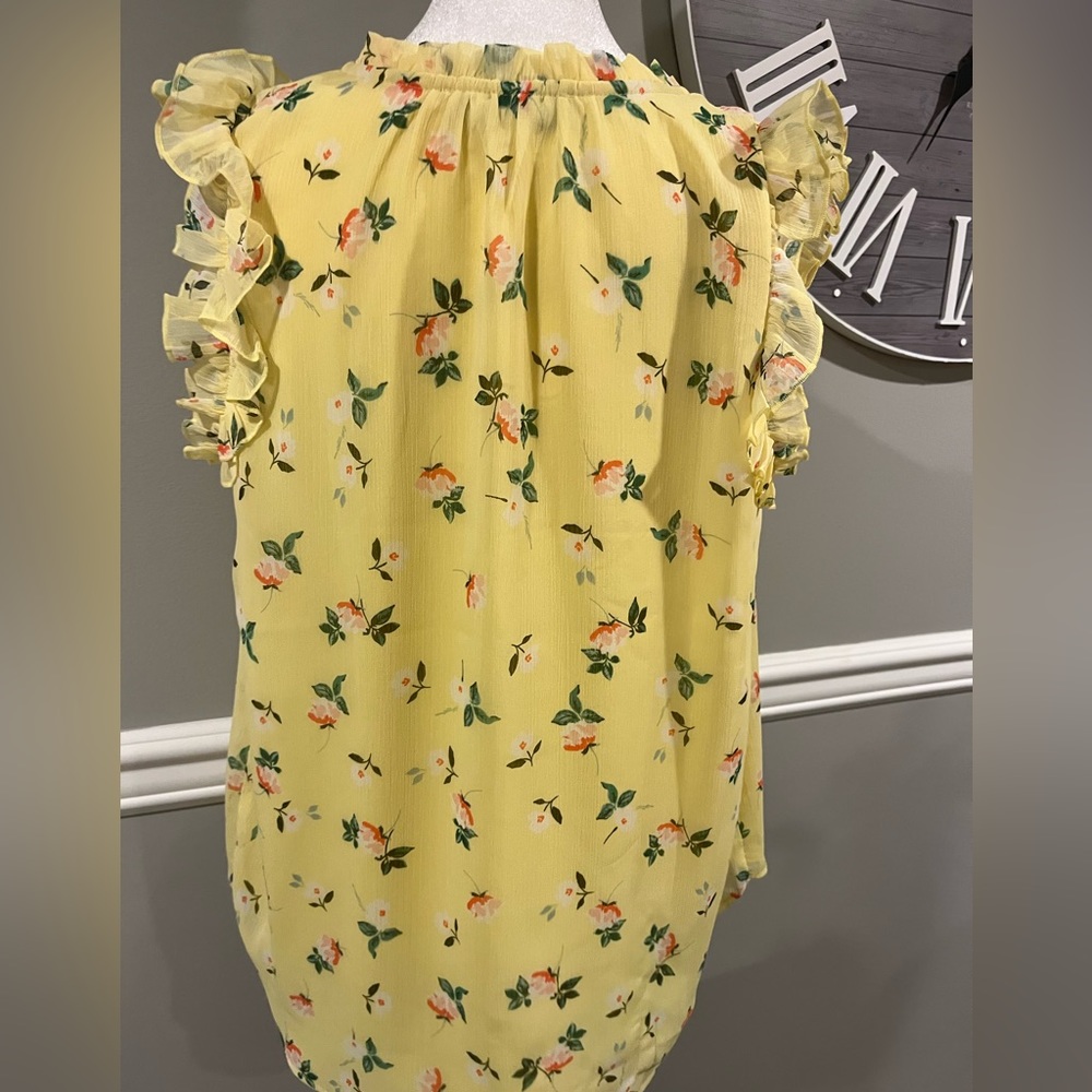 Women's Yellow with Flowers Short Sleeve Top - NWOT Size Medium - Picture 2 of 7